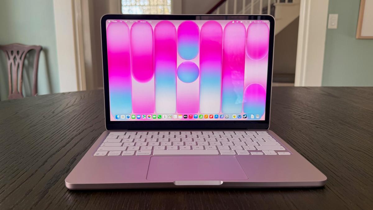 MacBook Neo com tela Liquid Retina de 13 polegadas sobre uma mesa