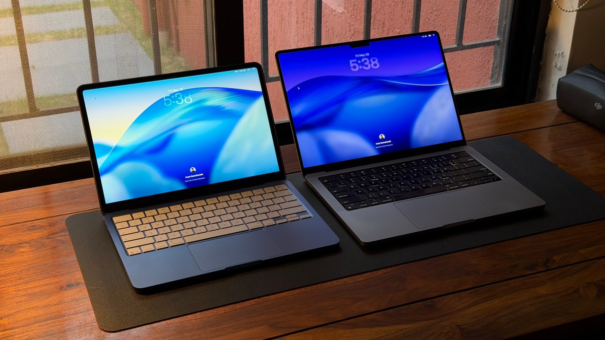 MacBook Neo azul e MacBook Pro cinza colocados lado a lado sobre uma mesa