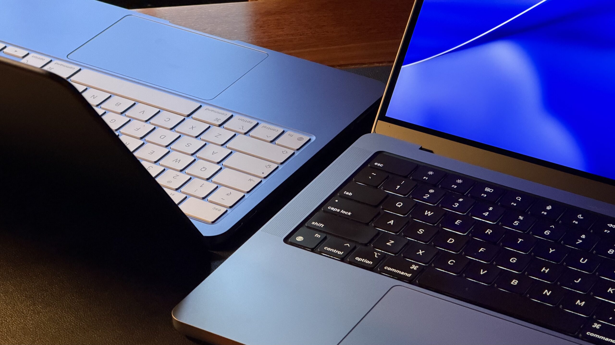 MacBook Neo e MacBook Pro colocados lado a lado na mesa