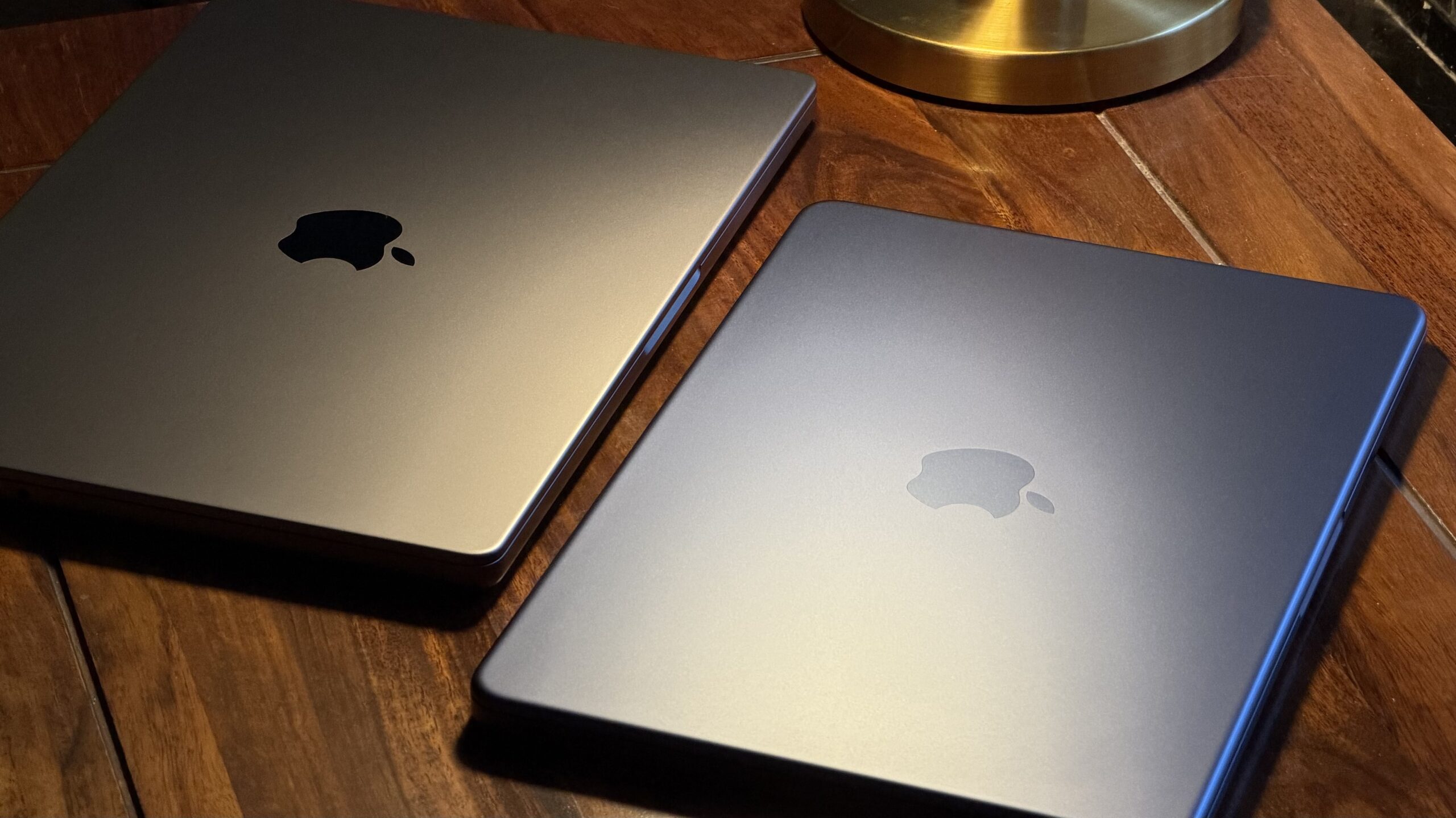 MacBook Pro e MacBook Neo fechados lado a lado exibindo o logo da Apple
