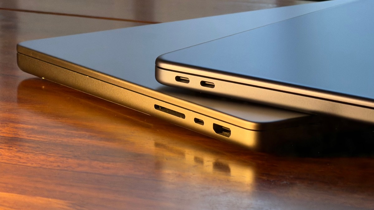 MacBook Neo e MacBook Pro empilhados um sobre o outro em uma mesa