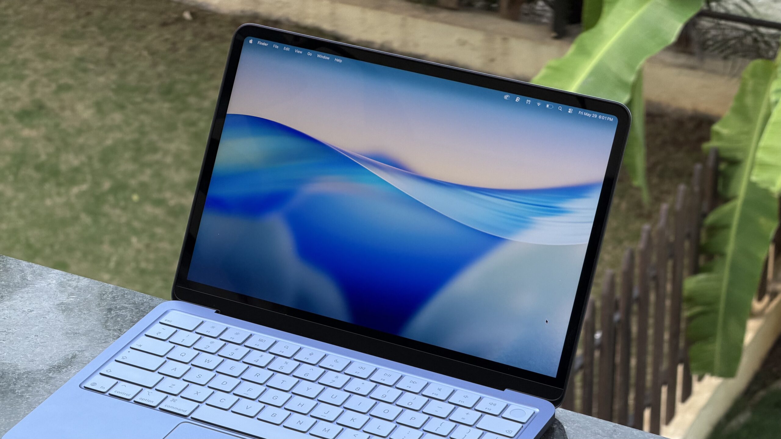 Imagem focada na tela do MacBook Neo mostrando as bordas espessas e ausência de notch