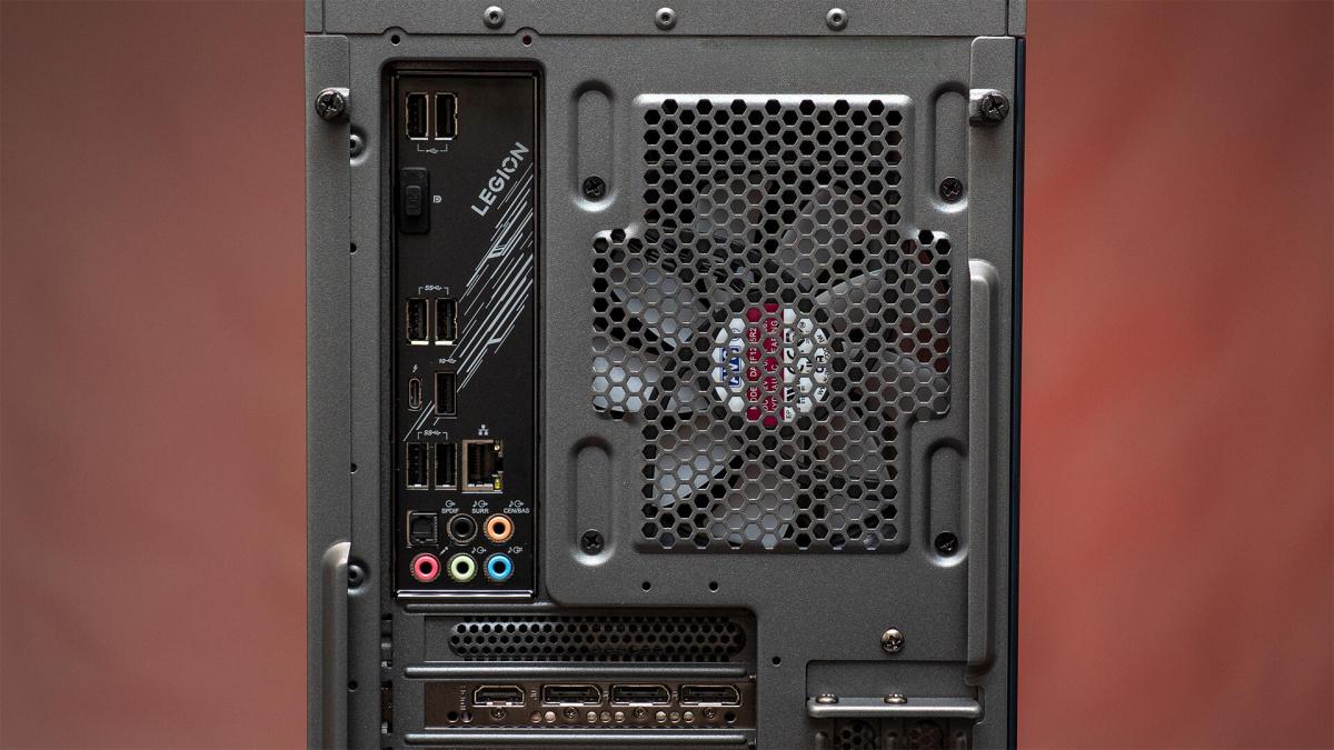 A parte traseira de um PC desktop com entradas USB, HDMI e outras visíveis.