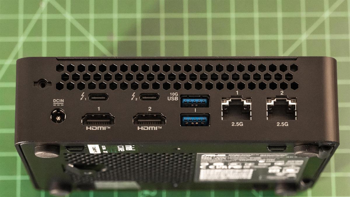 A parte traseira do Asus NUC 16 Pro.