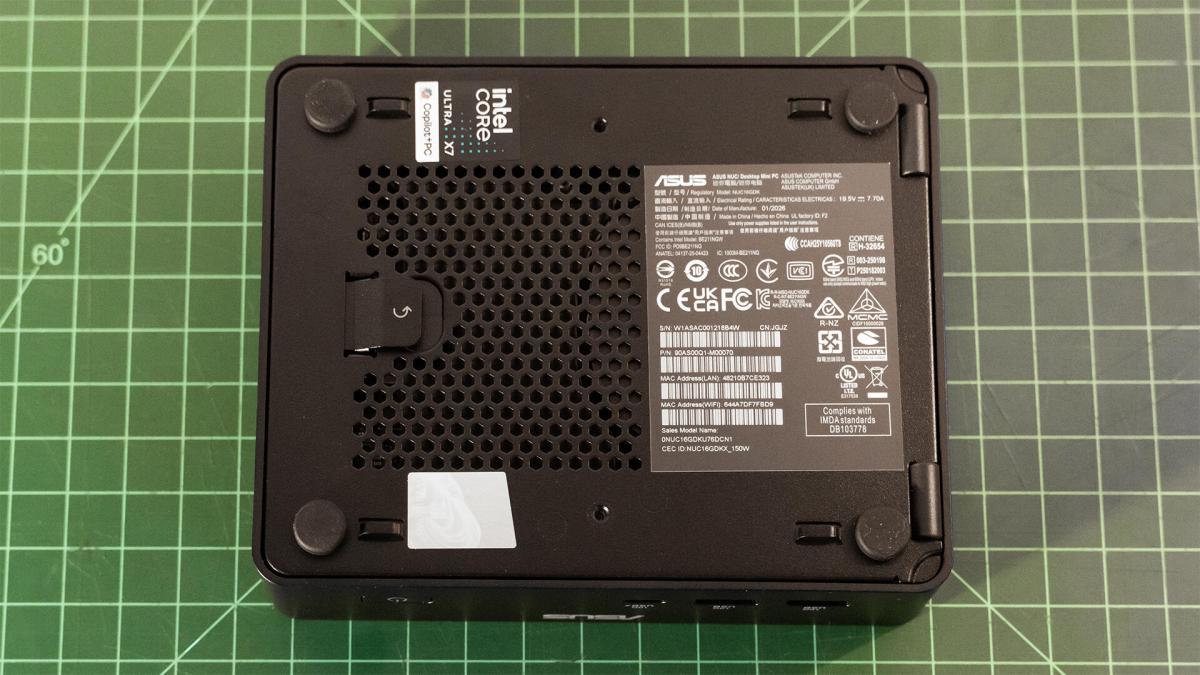 A parte inferior do Asus NUC 16 Pro.