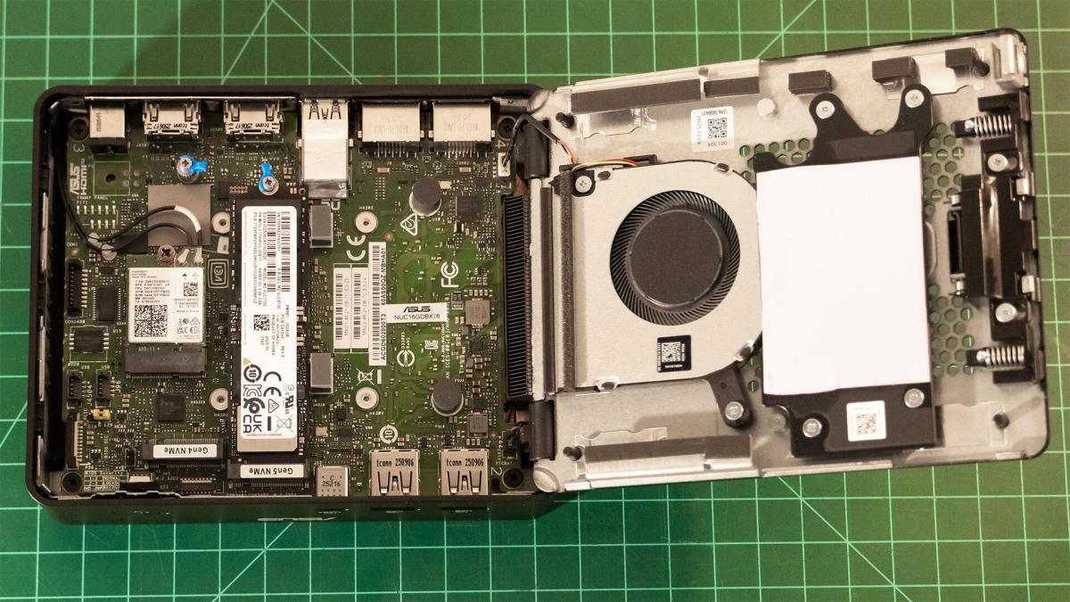O interior do Asus NUC 16 Pro em uma superfície de grade verde.