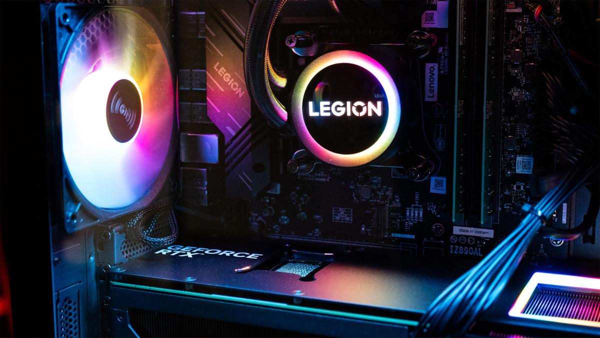 O interior de um PC desktop. Ventoinhas e coolers iluminados por LED são visíveis.