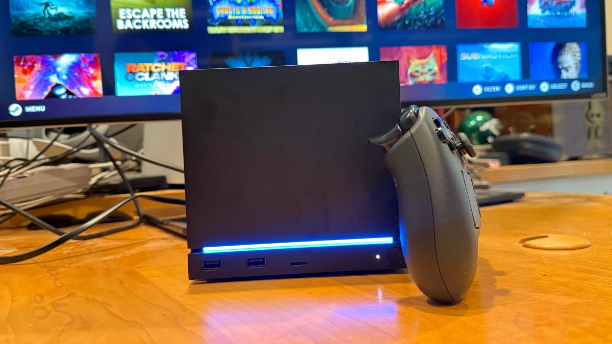 Steam Machine conectado abaixo de uma TV
