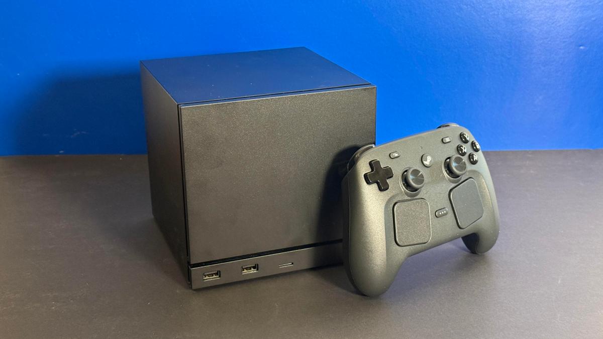 Valve Steam Machine com Steam Controller sobre uma mesa preta