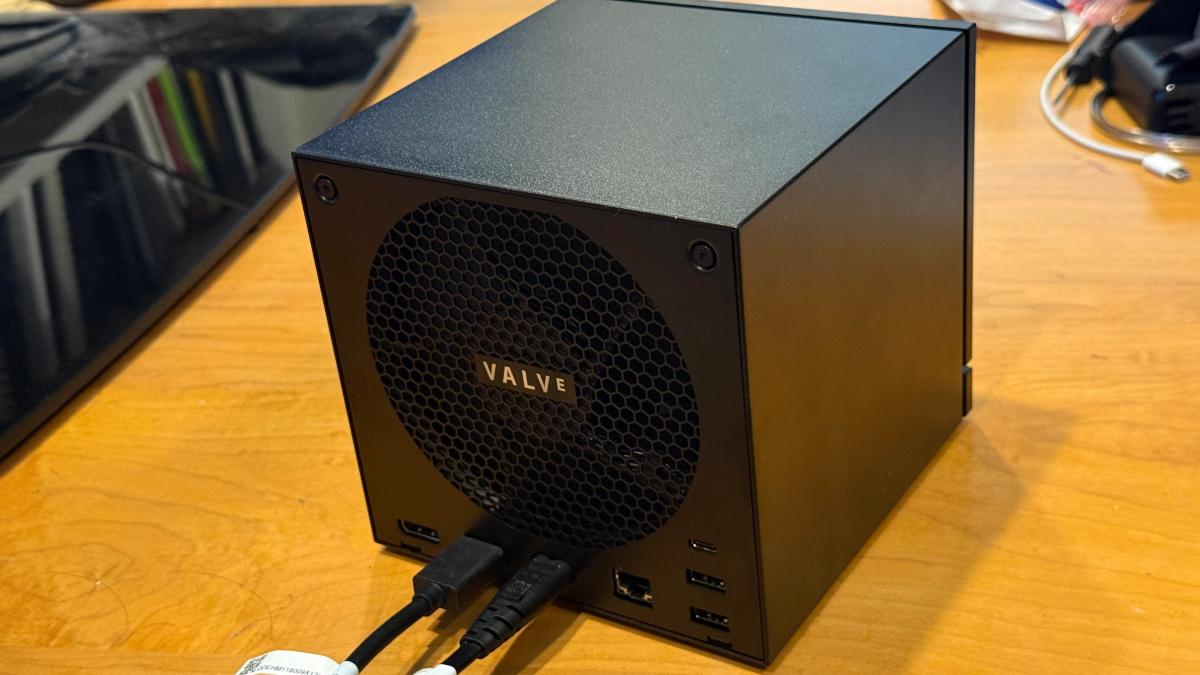 Visão traseira do Valve Steam Machine destacando a ventoinha de exaustão