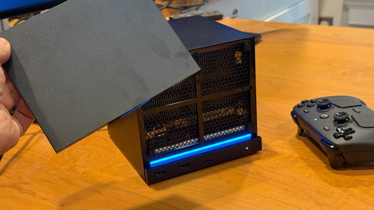 Visão frontal do Steam Machine com a tampa magnética removida