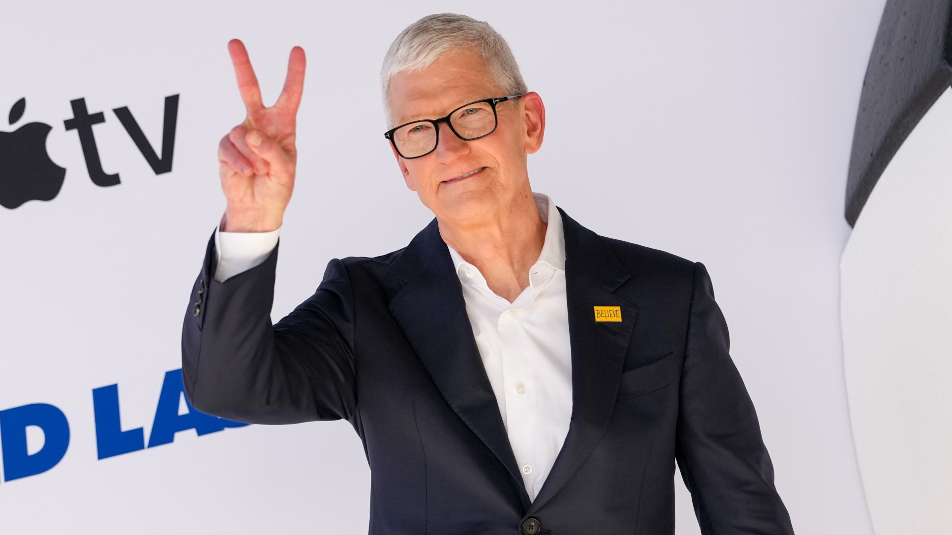 Apple bate recorde no adeus de Cook e alerta para altas